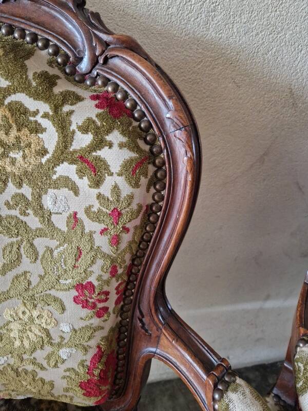 Paire de fauteuils cabriolets de style Louis XV en bois mouluré