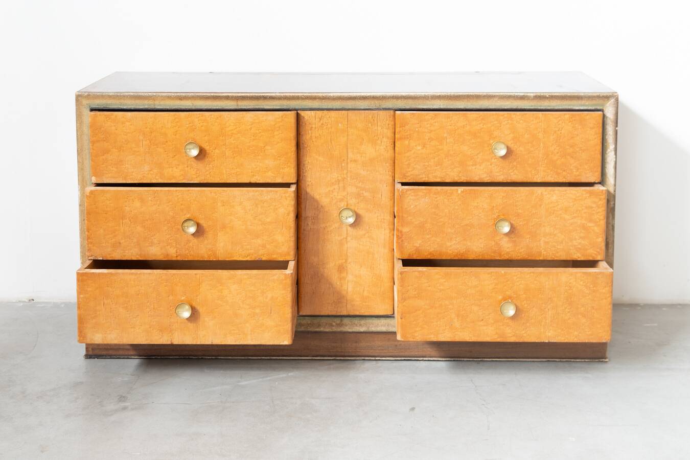 Comò in radica di betulla, con maniglie in ottone, 1950