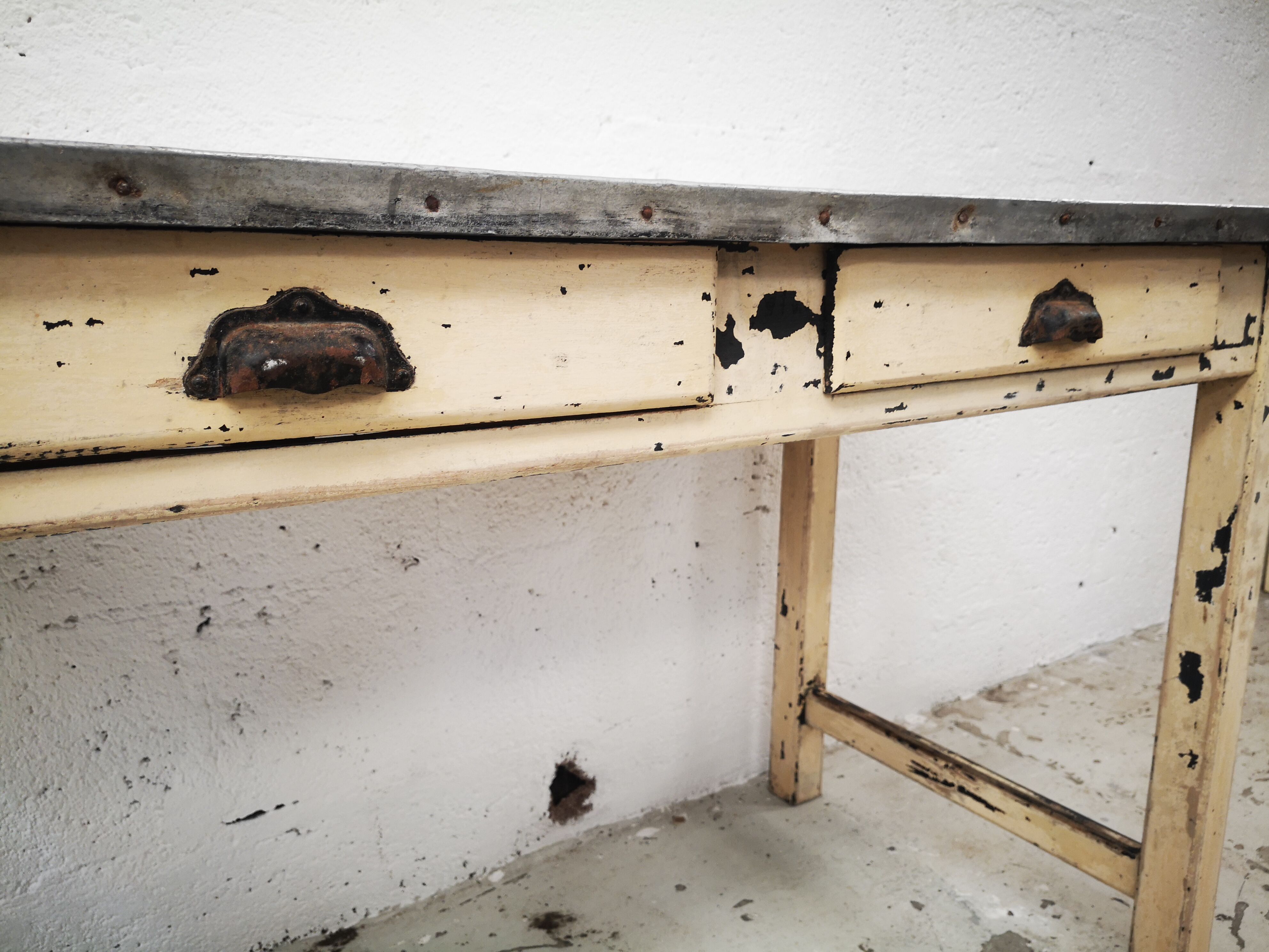 Enamelled tray craft table