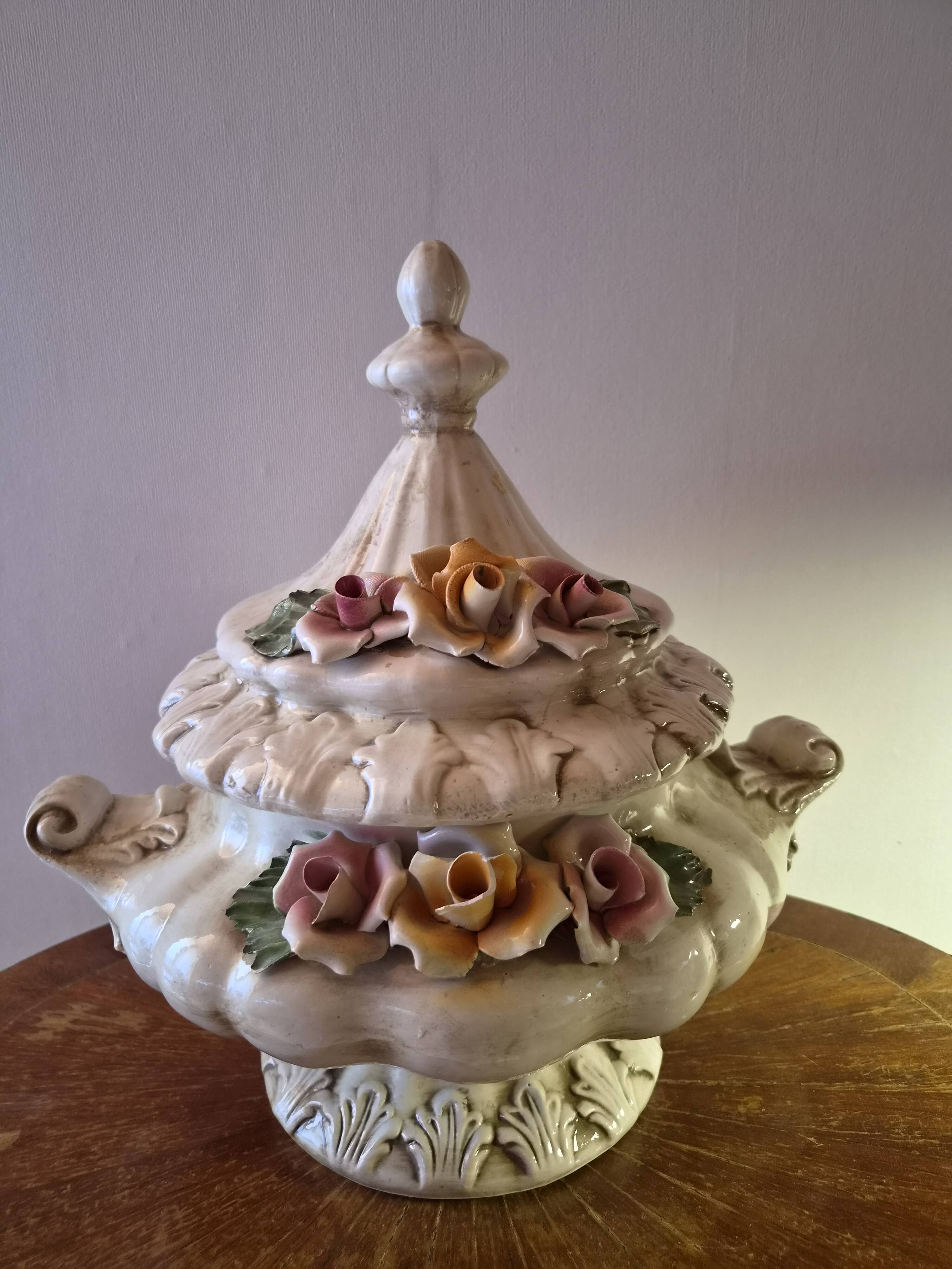 Covered soup tureen in Italian ceramic — Capodimonte style, applied roses.