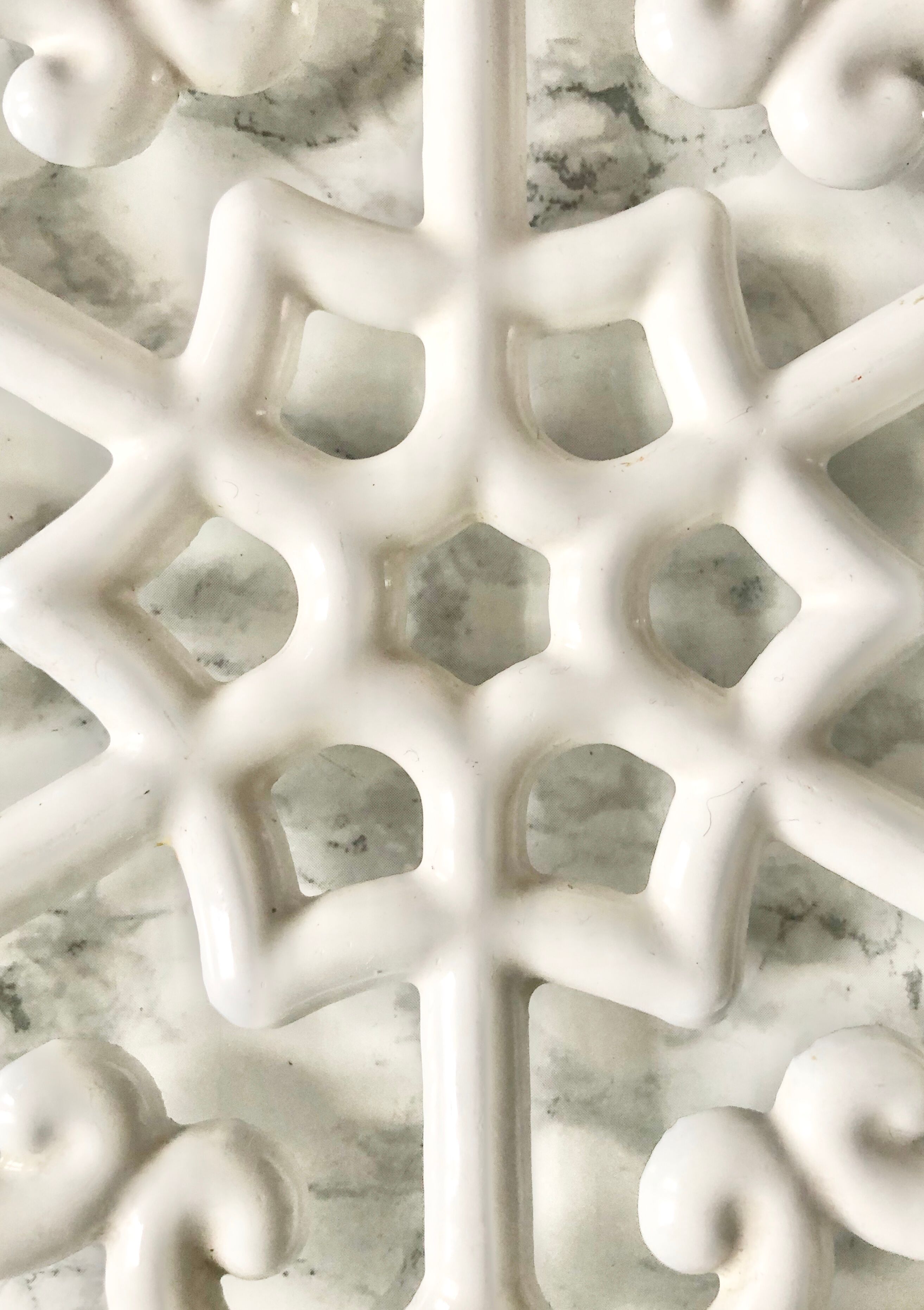 Round-shaped vintage flat underside in white enamelled cast iron