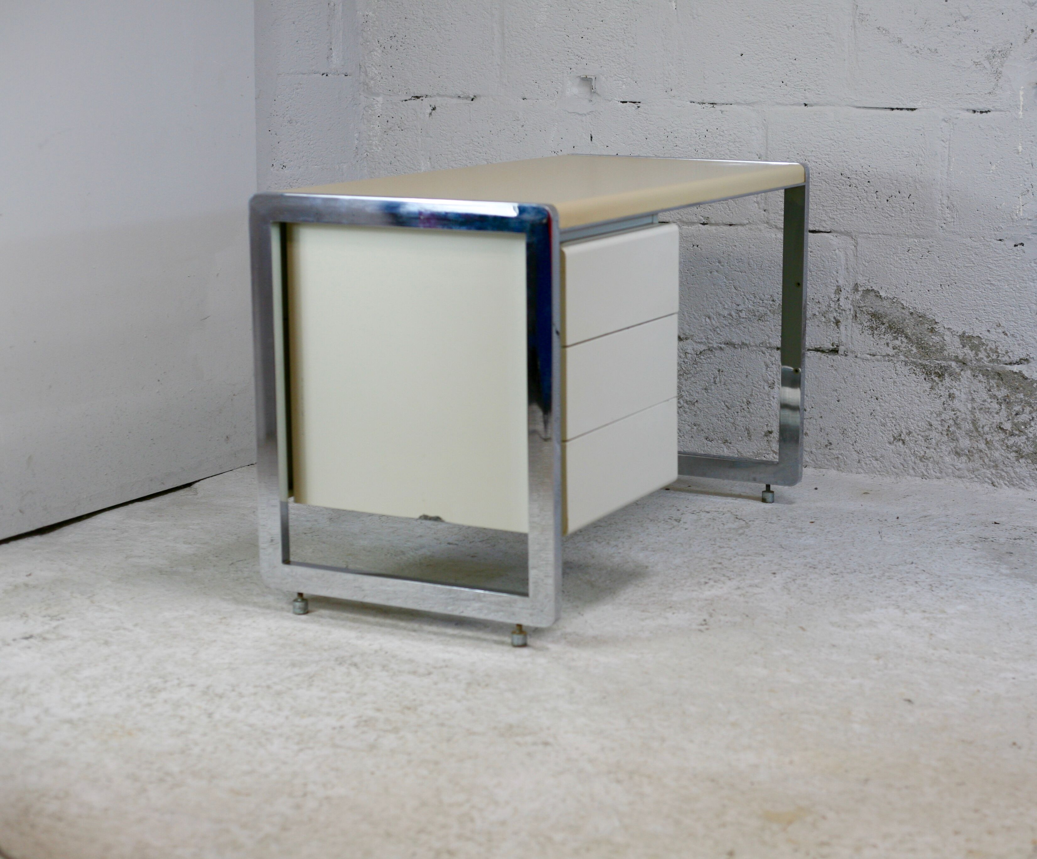 Bureau "space age". Acier laqué, acier chromé. France, circa 1970