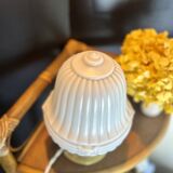 Lampe à poser globe vintage blanc art déco, socle laiton