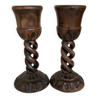 Paire de grands bougeoirs en bois torsadé