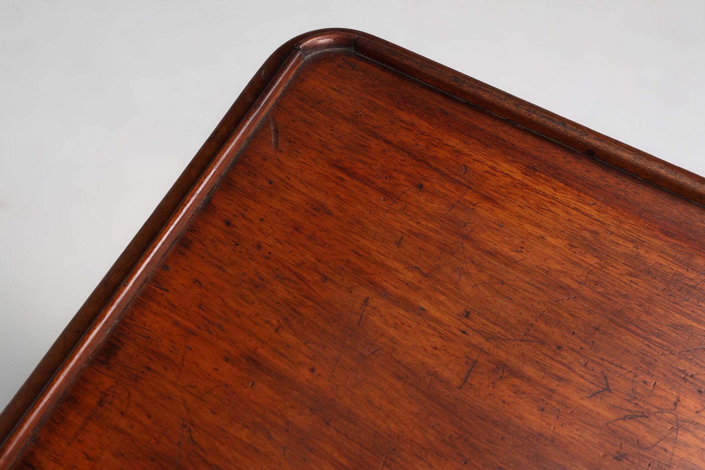 Table d'appoint anglaise élégante du milieu du 19e siècle en bois massif