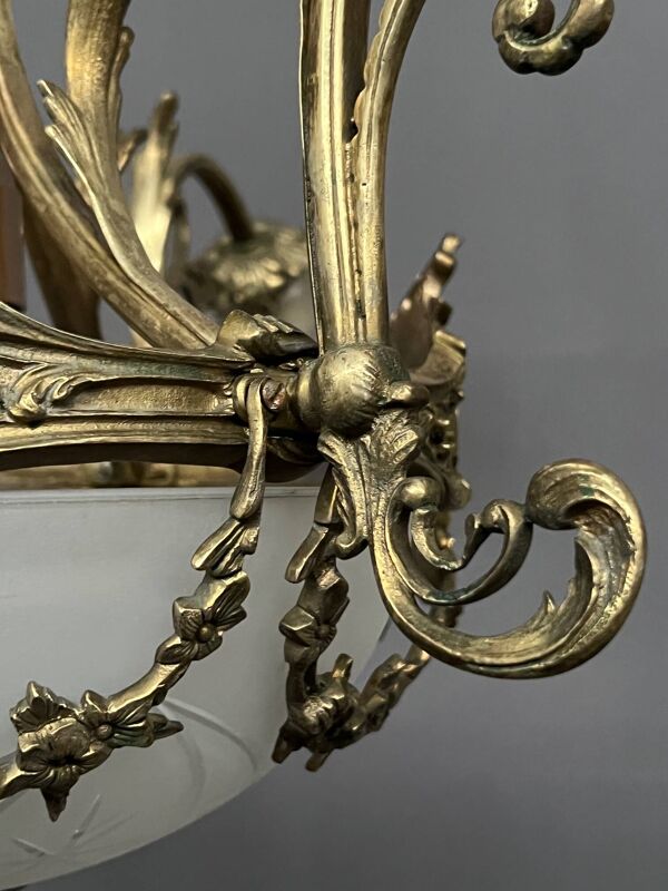 Lustre de style Louis XV. Bronze massif, cristal.