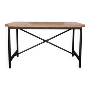 Table à manger industrielle noire à plateau chêne laqué et piétement métal