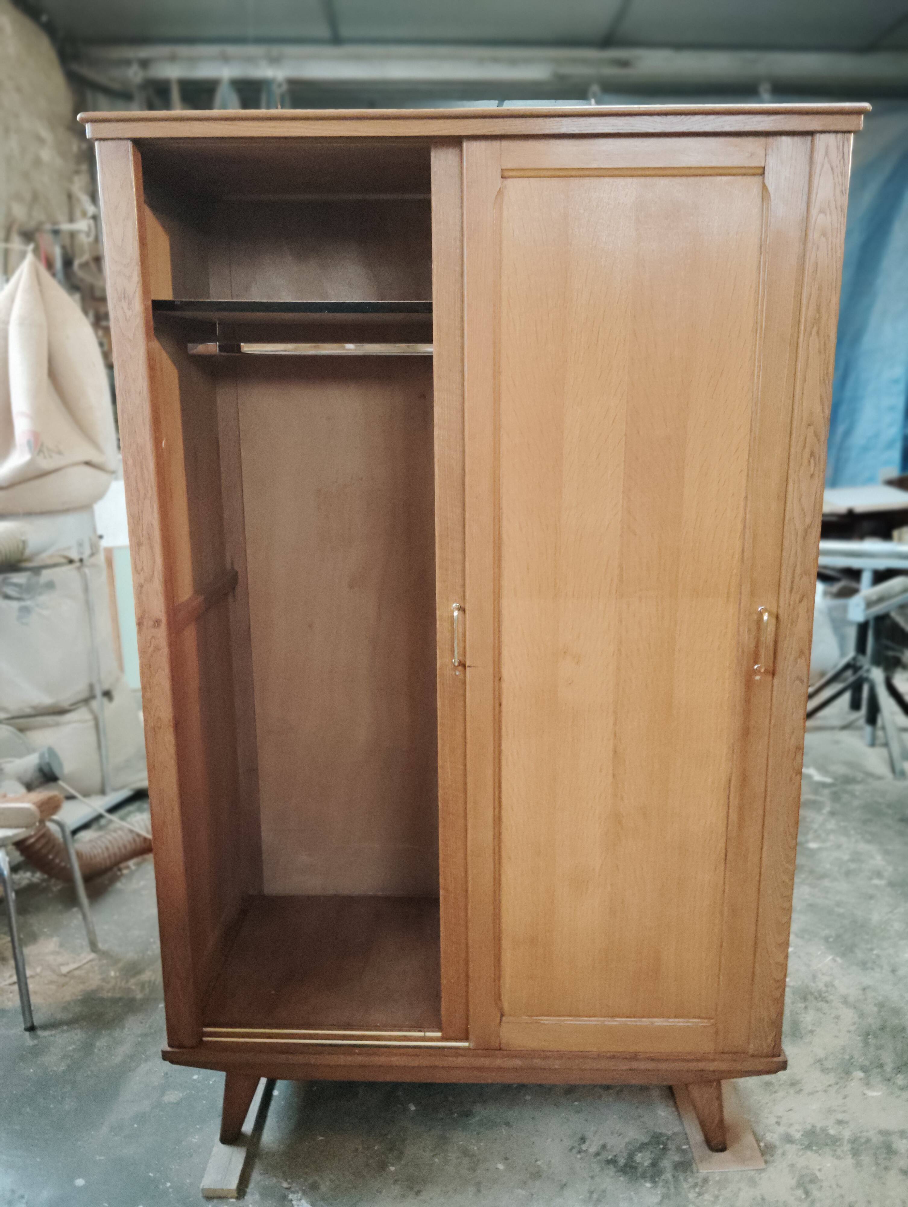 Scandinavian sliding wardrobe 50-60 feet compass