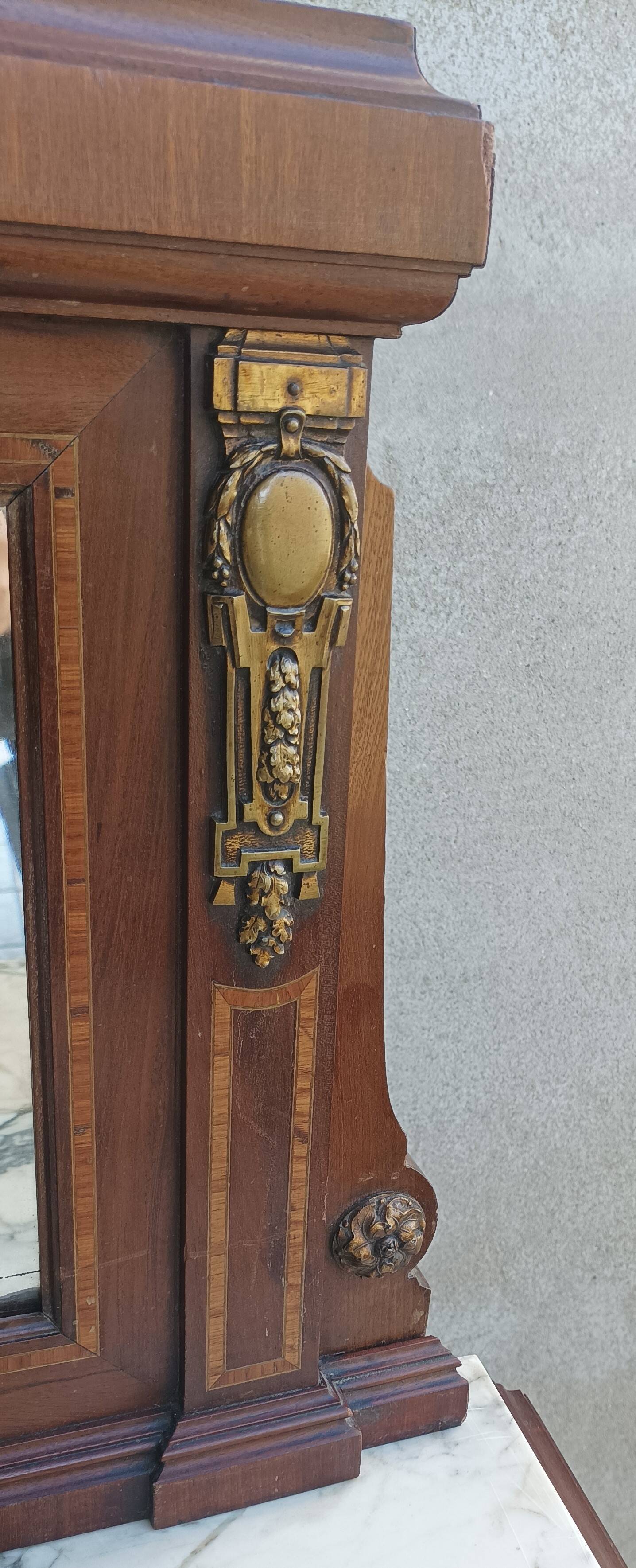 Buffet desserte Louis XVI en placage d'acajou et marqueterie de bois précie