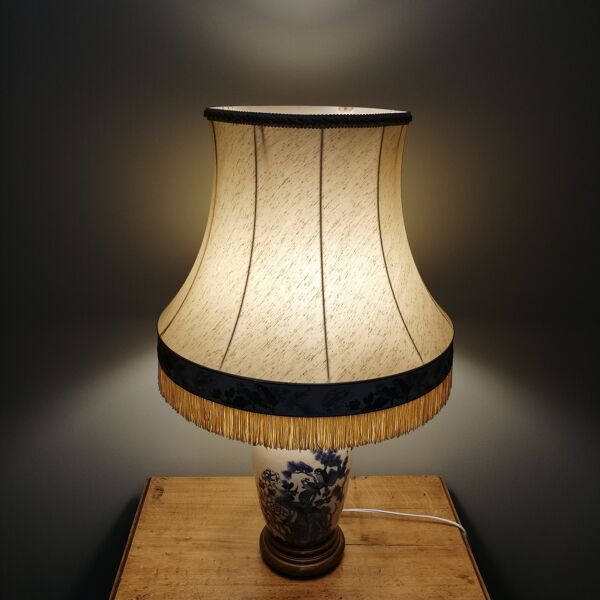 Lampe en céramique à décor asiatique avec abat-jour assorti.