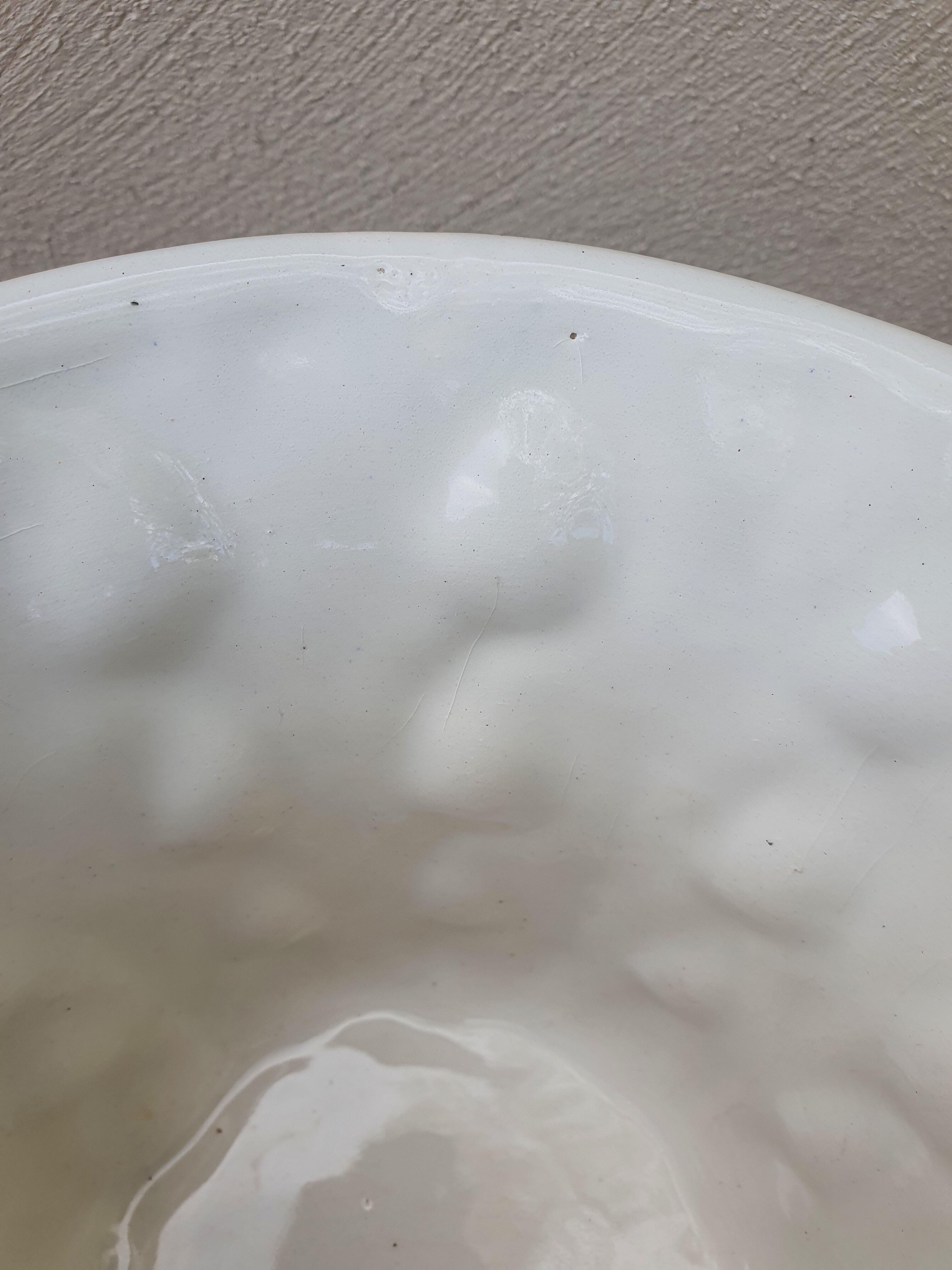 Important white earthenware pot cache with leafy decoration