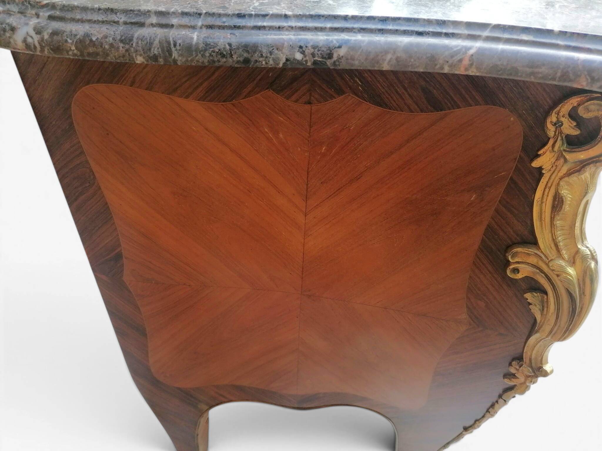 Commode en bois de plaquage, marbre et bronze - Style Louis XV.