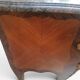 Commode en bois de plaquage, marbre et bronze - Style Louis XV.