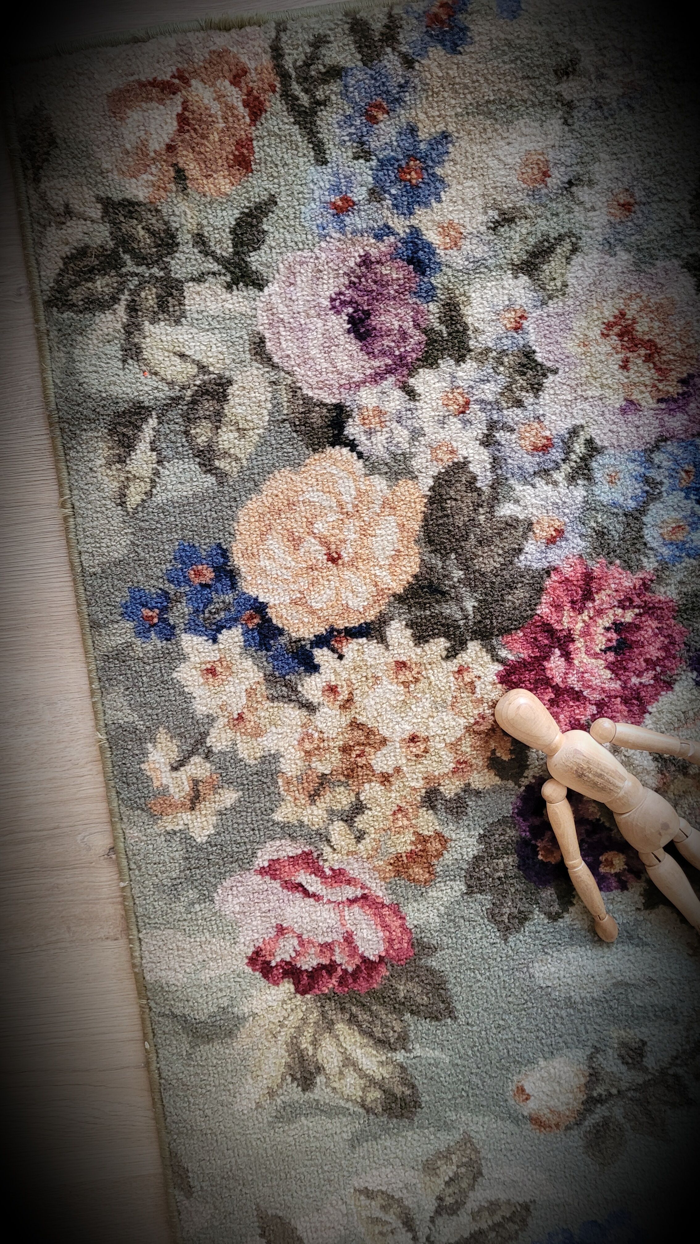 English carpet Axminster 69x118cm