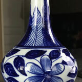 Ancien vase soliflore en porcelaine à décor floral bleu d’asie 18 cm