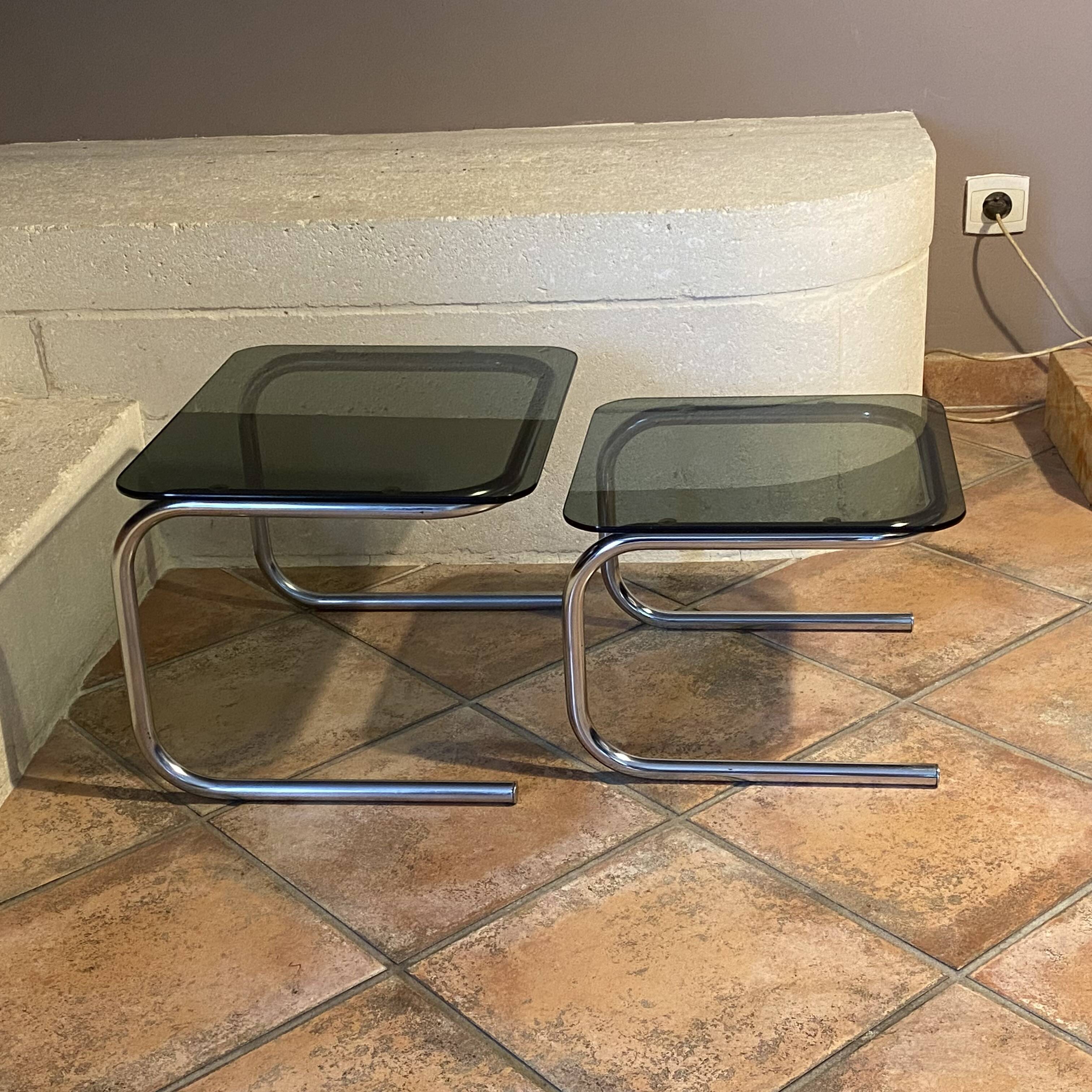 Lot de 2 tables gigognes vintage. 1970.