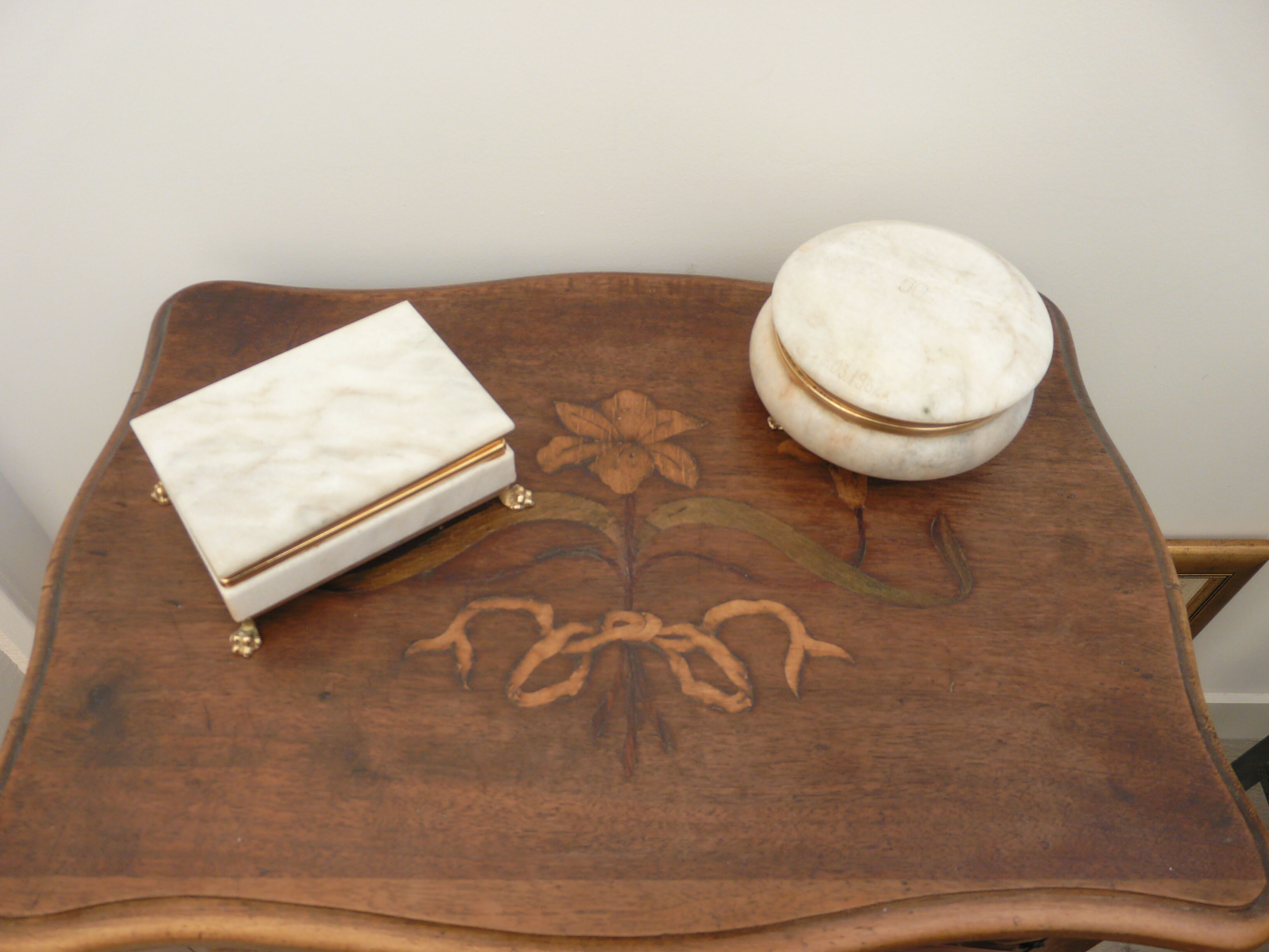 Lot of white marble object - 2 boxes and 1 candlestick