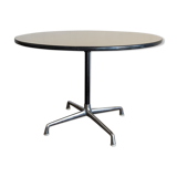 Table par Charles et Ray Eames aluminium group.