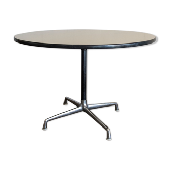 Table par Charles et Ray Eames aluminium group.