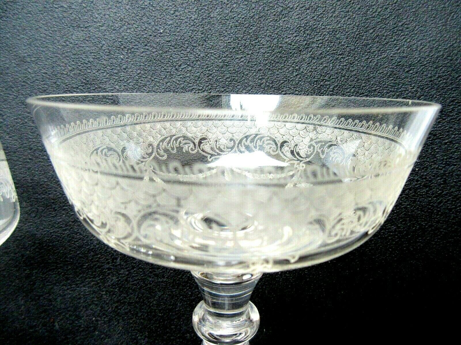 Coupes à champagne cristal Baccarat style Louis XV gravées d'acanthes et de rubans