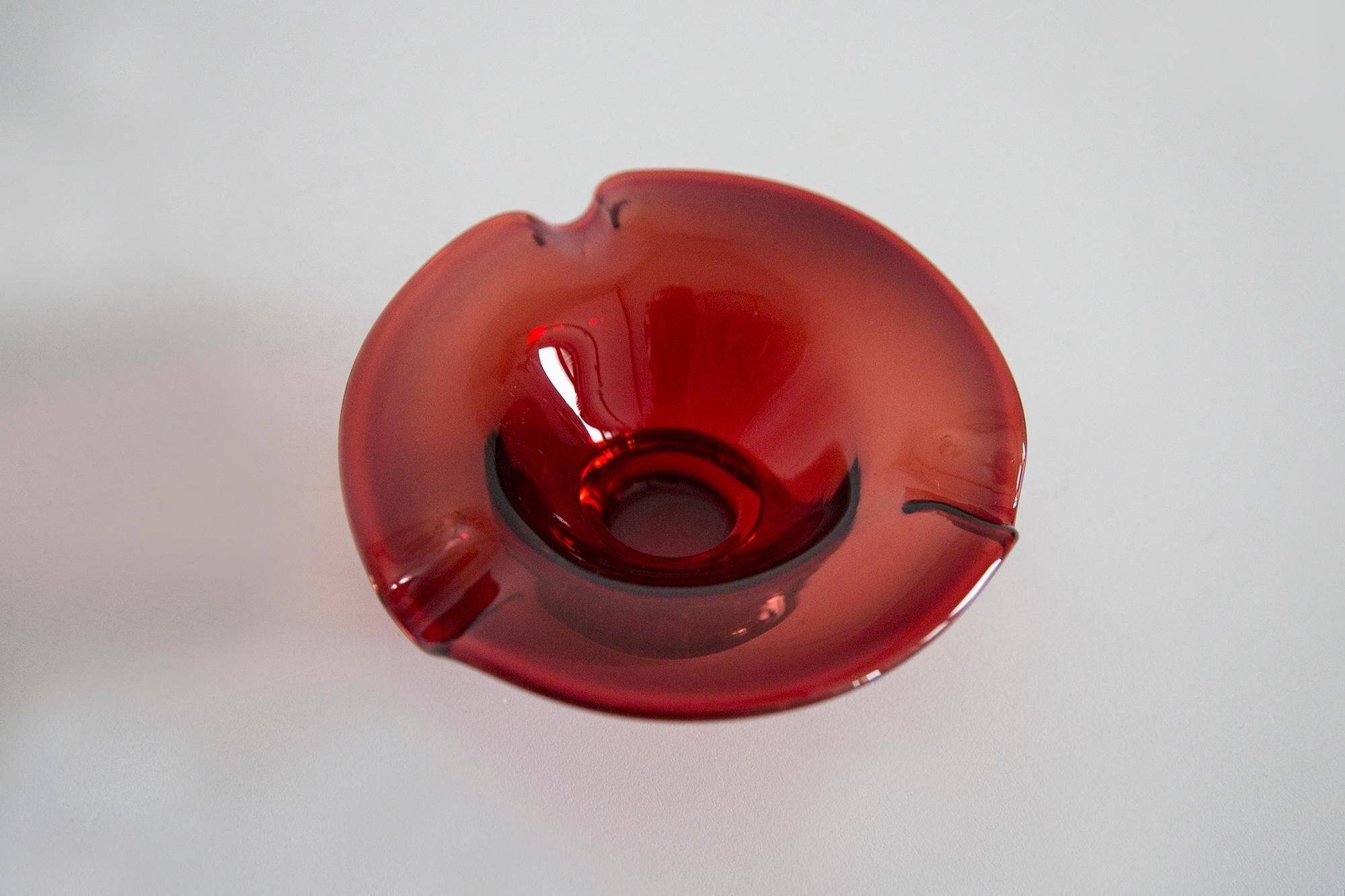 Cendrier en Verre Rouge du Milieu du Siècle, Italie, 1970s