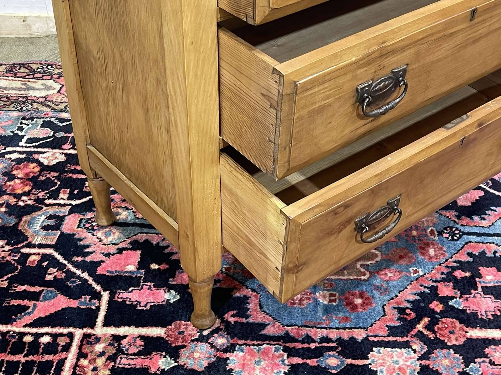 Commode anglaise en noyer du début XXème