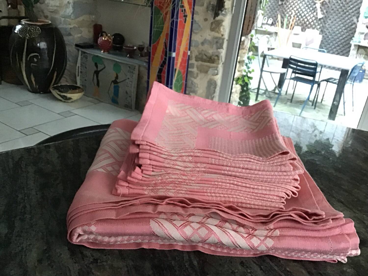 Pink jacquard dinner service