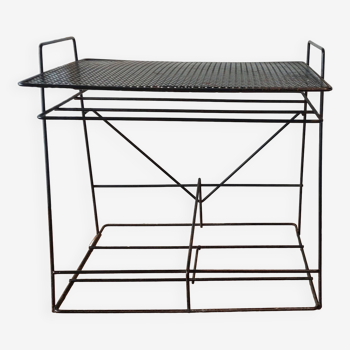 Table desserte en métal noir perforé 1950/1960.