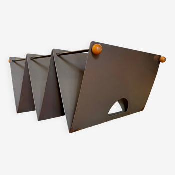 Folded metal magazine/vinyl rack