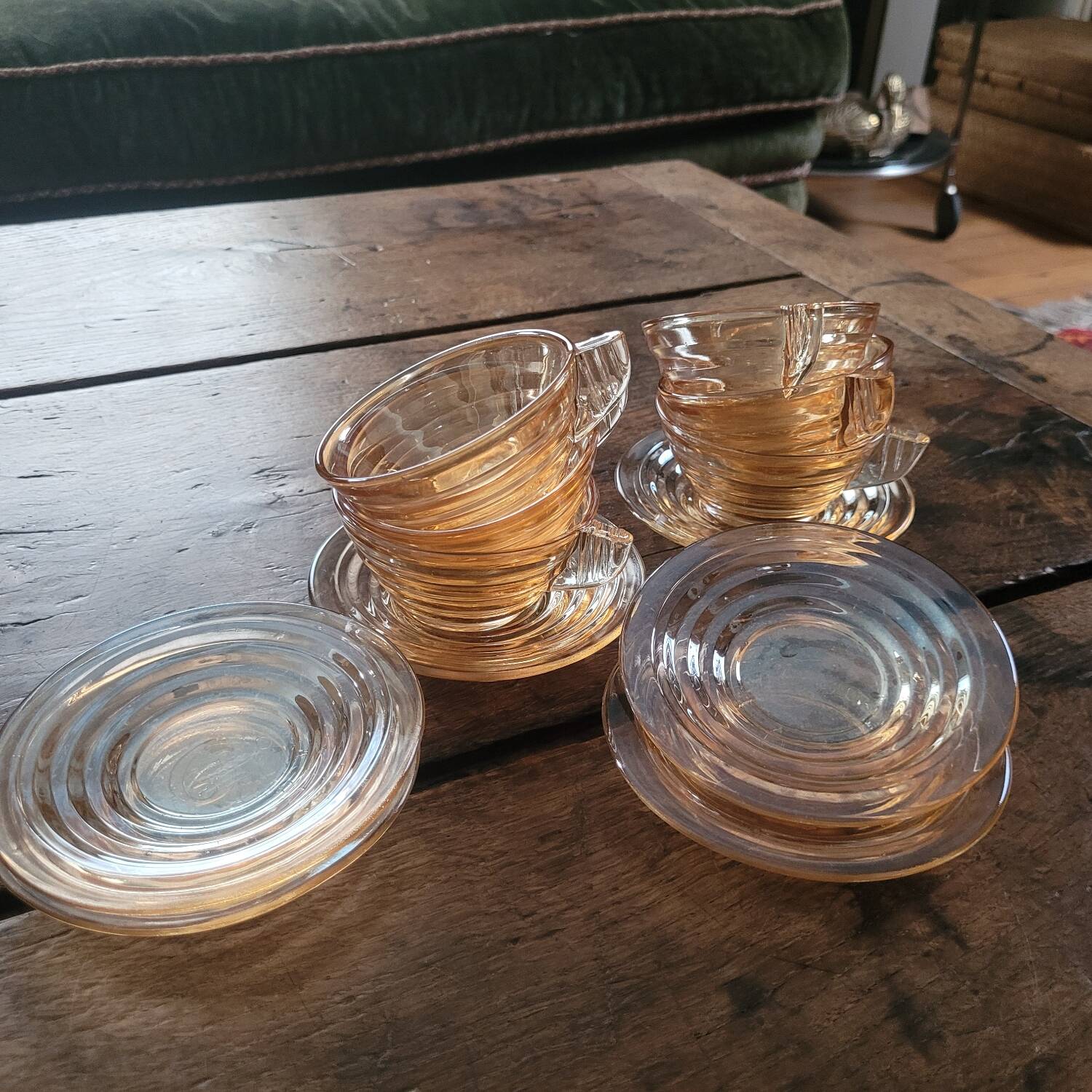 Set of 6 Gondolo cups and saucers in iridescent amber glass – design