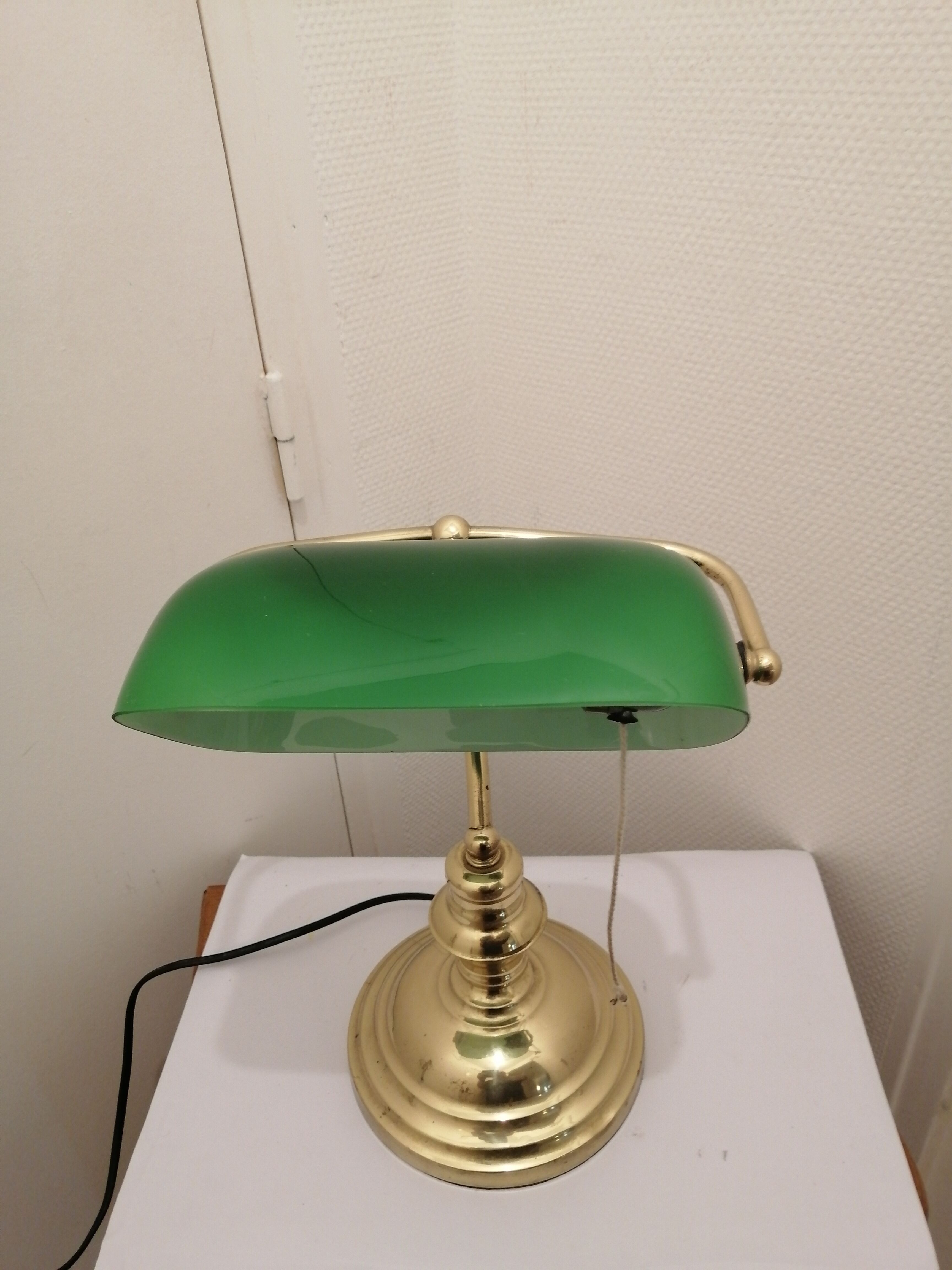 lampe de bureau en métal doré  avec verre en opaline orientable
