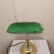 lampe de bureau en métal doré  avec verre en opaline orientable