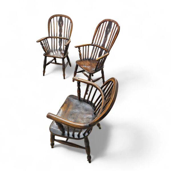 4 x fauteuils à bras en bois d'orme Windsor antiques, 2 bas / 2 hauts, à dossier à épingles, du 19ème siècle.