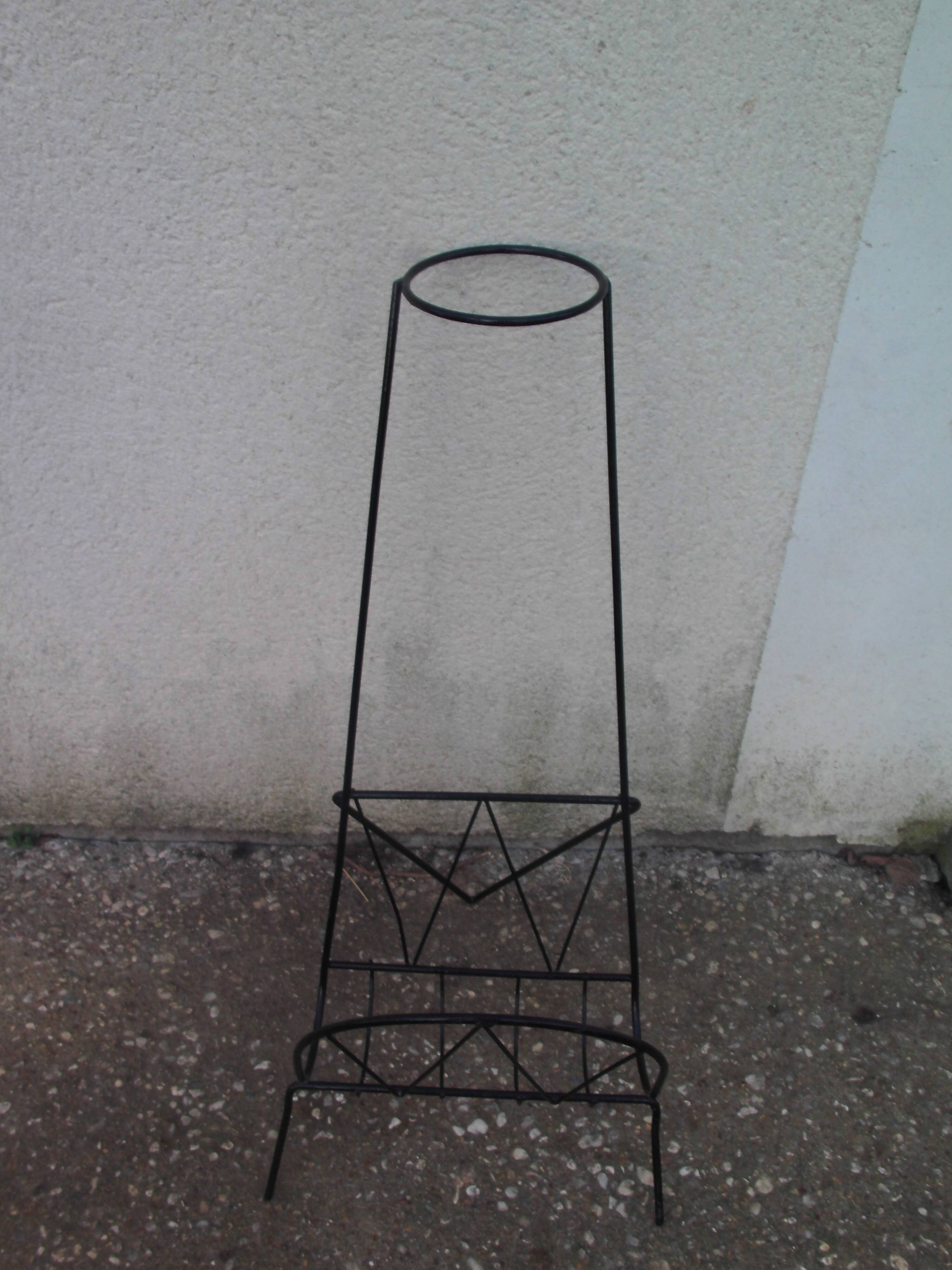 Magazine rack with black metal plant holder 60