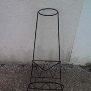 Magazine rack with black metal plant holder 60