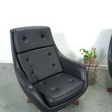 Fauteuil pivotant en similicuir noir provenant de Suède