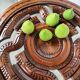 Table basse années 60 tripode bois ciselé