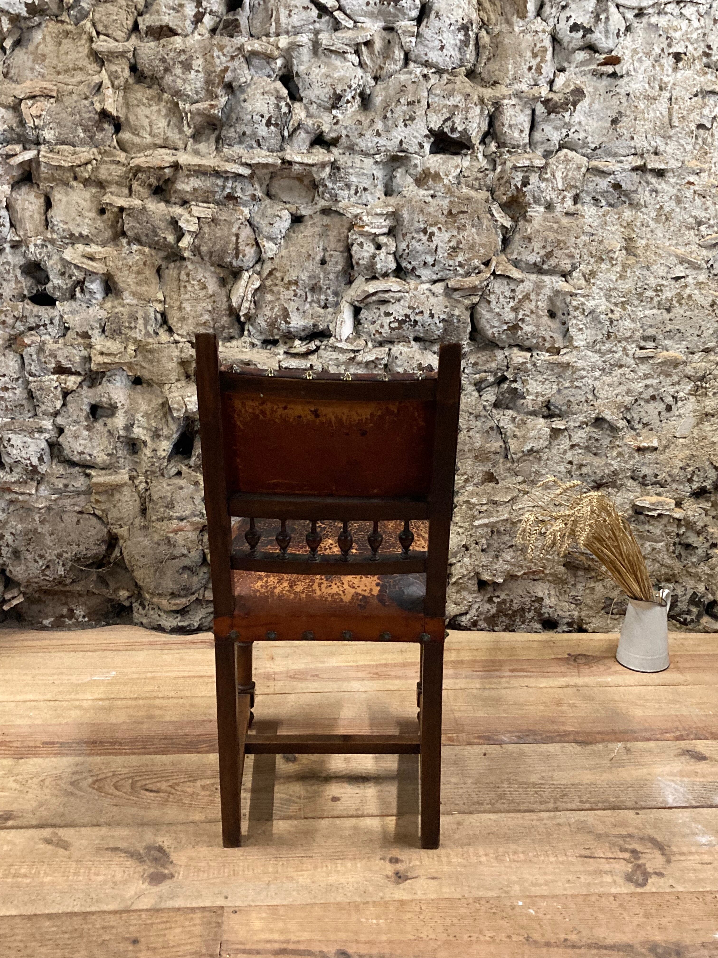 5 chaises Henri II en bois massif et cuir néo renaissance XIXème siècle