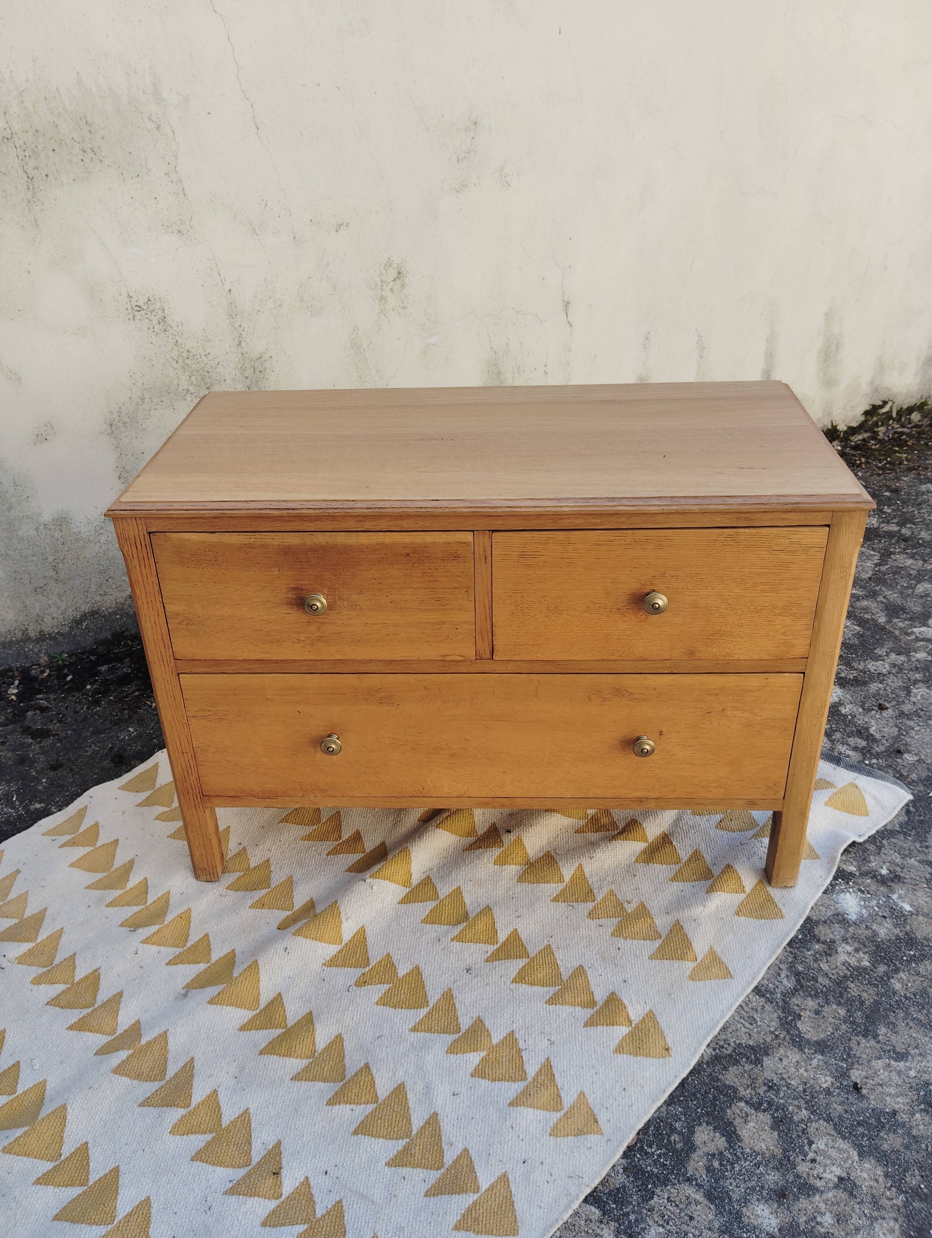 Small English oak chest of drawers with 3 drawers