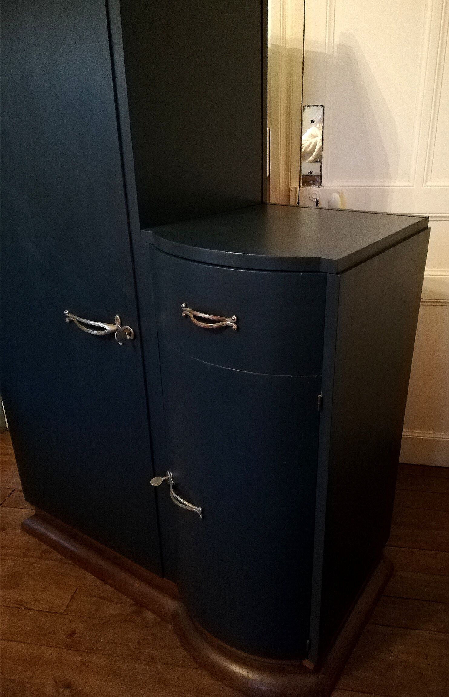 Beautiful and rare vintage Art Deco 50 closet