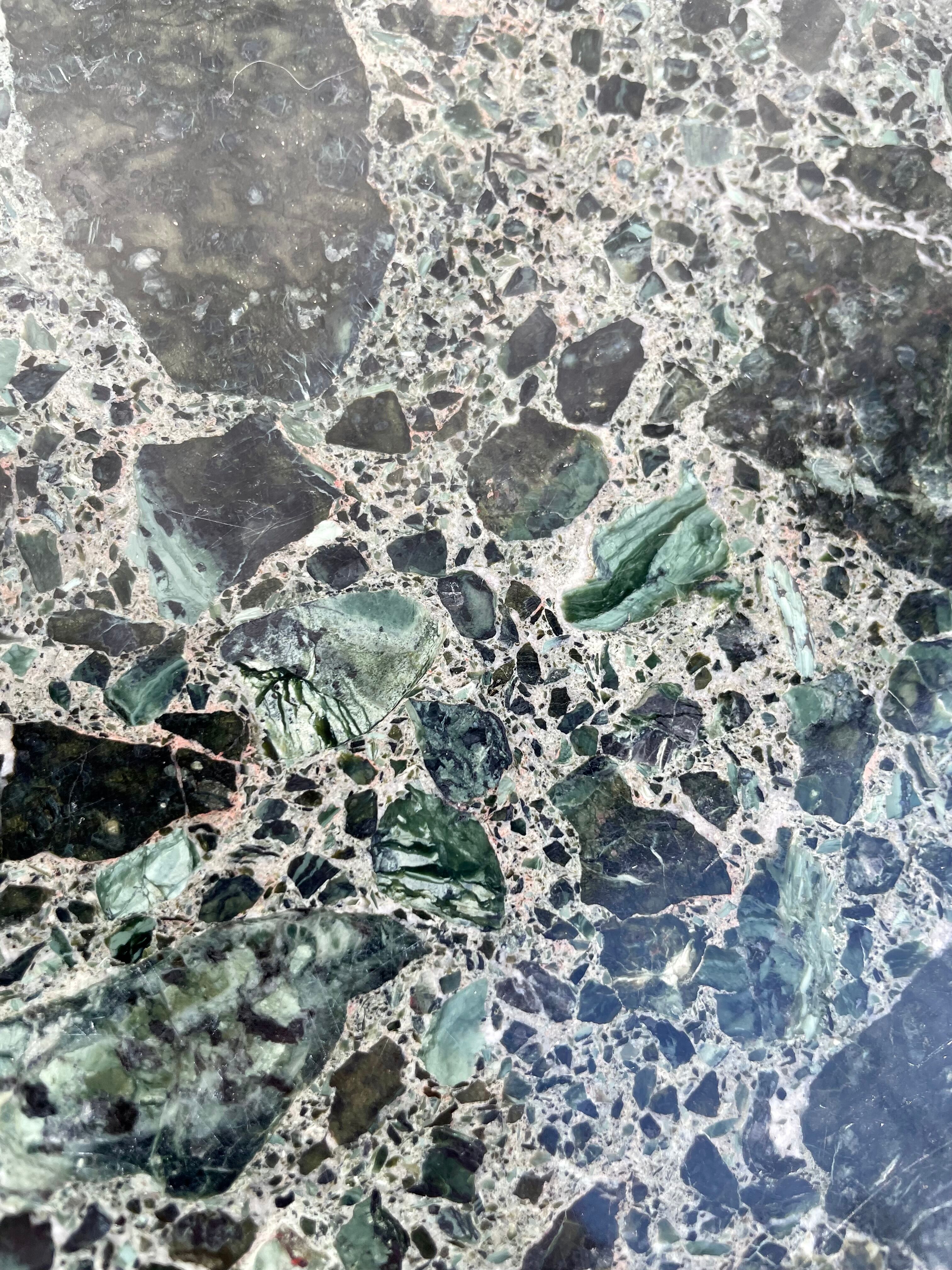 Table basse en fer forgé et marbre vert des Alpes