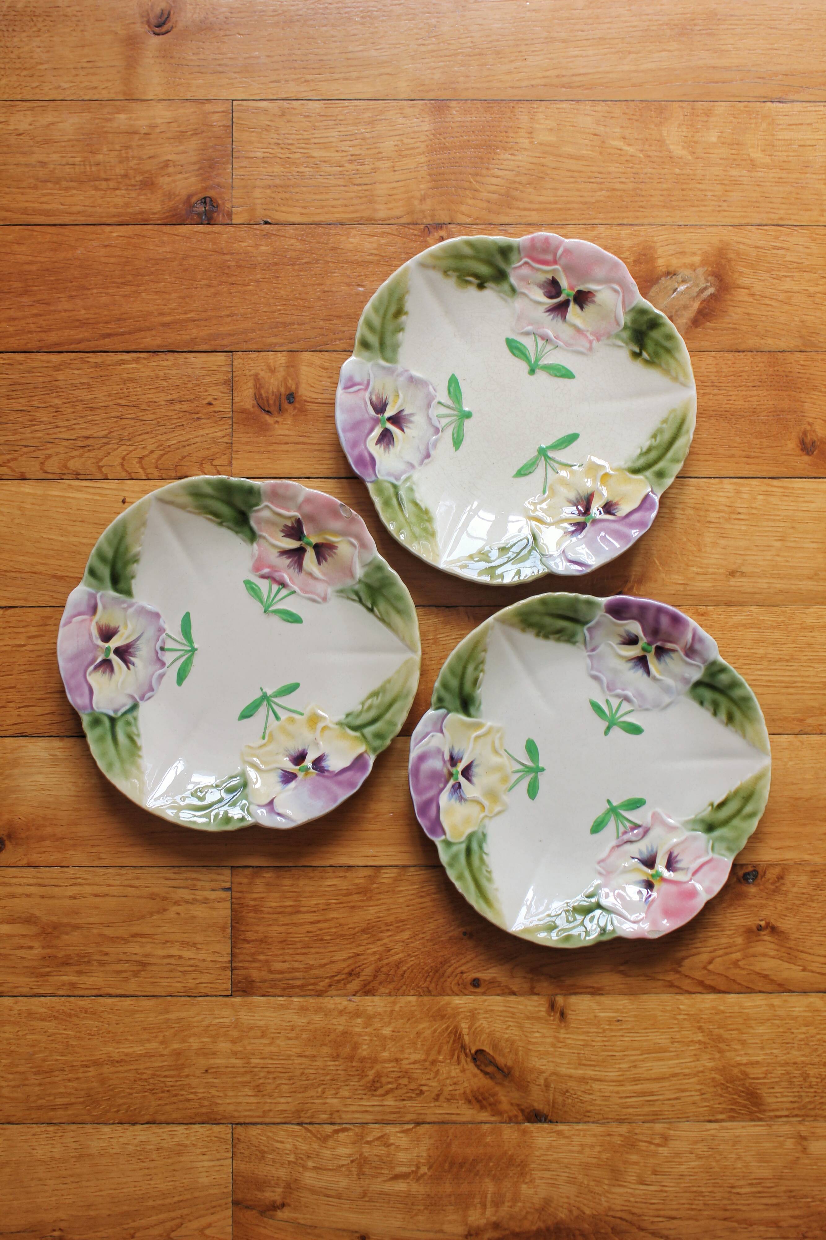3 plates in slurry "Pensées" Choisy-le-Roi, nineteenth century