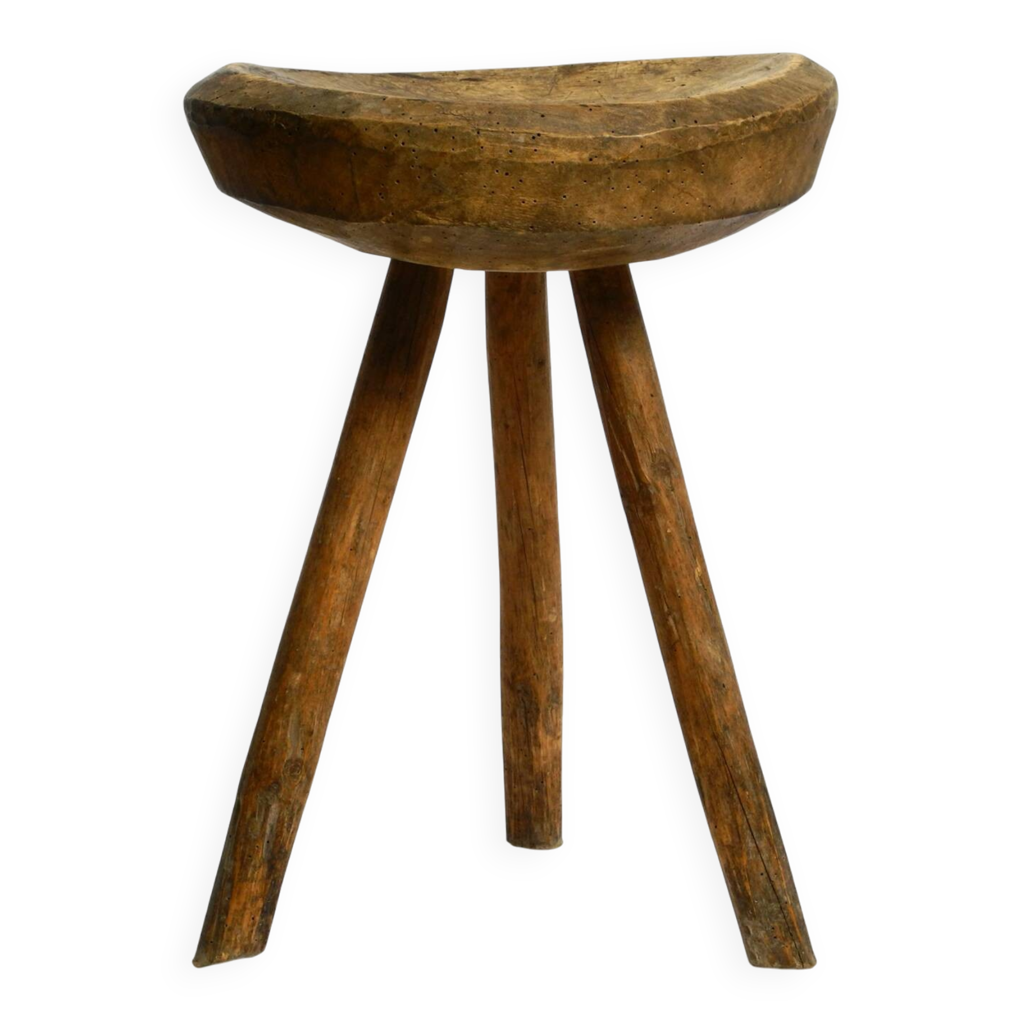Tabouret en bois massif à trois pieds, sculpté à la main des années 1900, avec une patine fantastique.