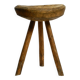 Tabouret en bois massif à trois pieds, sculpté à la main des années 1900, avec une patine fantastique.