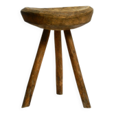 Tabouret en bois massif à trois pieds, sculpté à la main des années 1900, avec une patine fantastique.