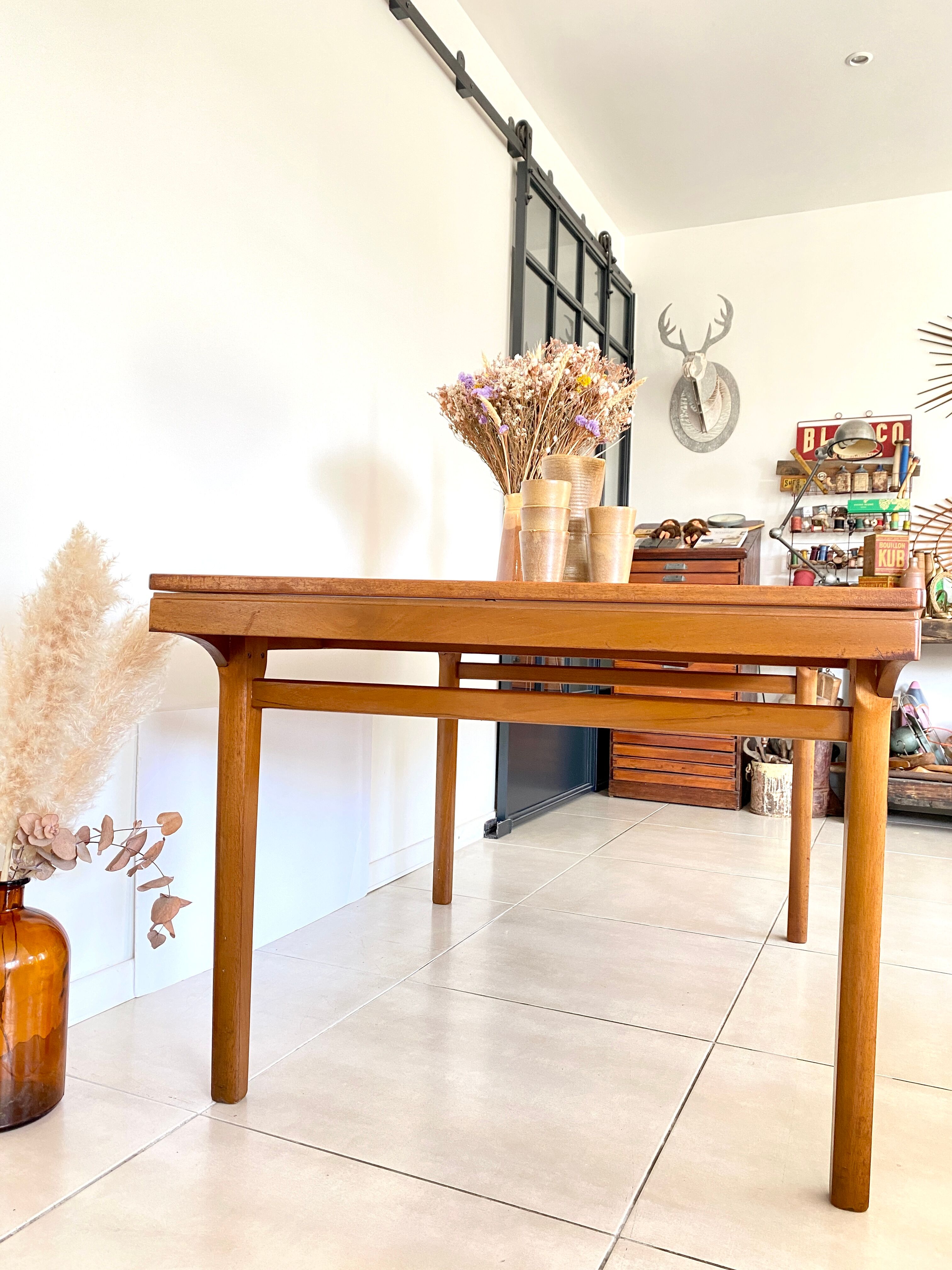 Extendable dining table in NATHAN teak