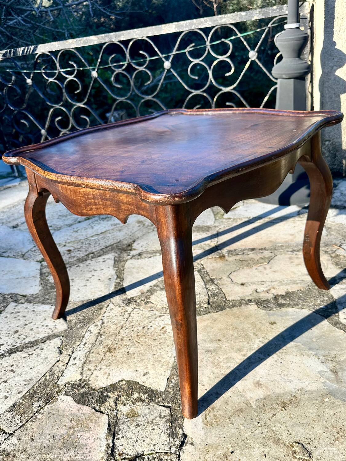 Walnut coffee table in Louis XV style, 19th century.