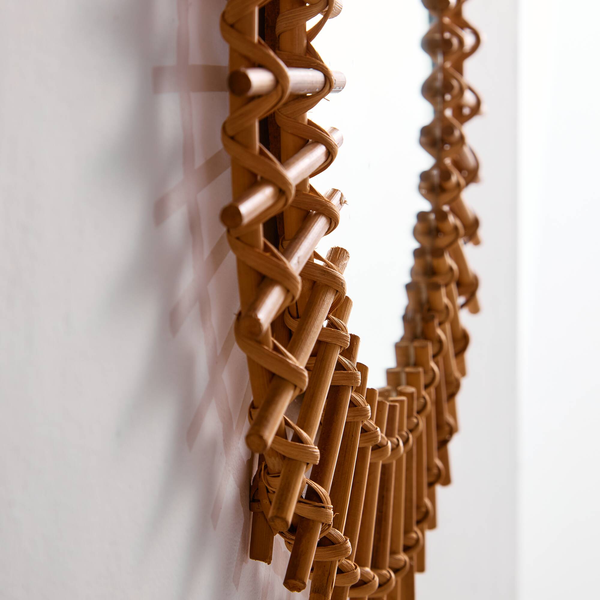 Miroir encadré en rotin et canne