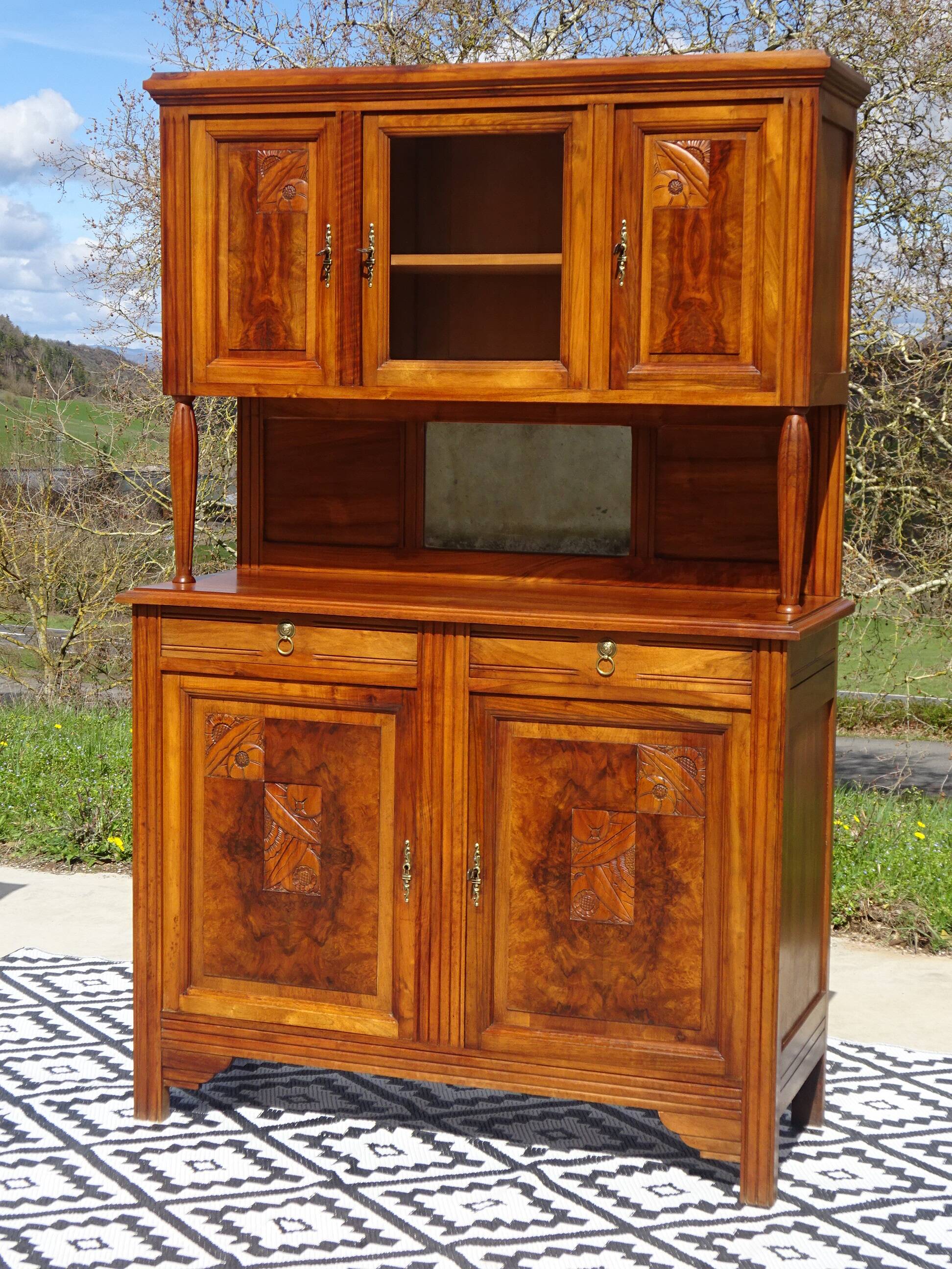 Vaisselier Art déco en noyer et ronce de noyer