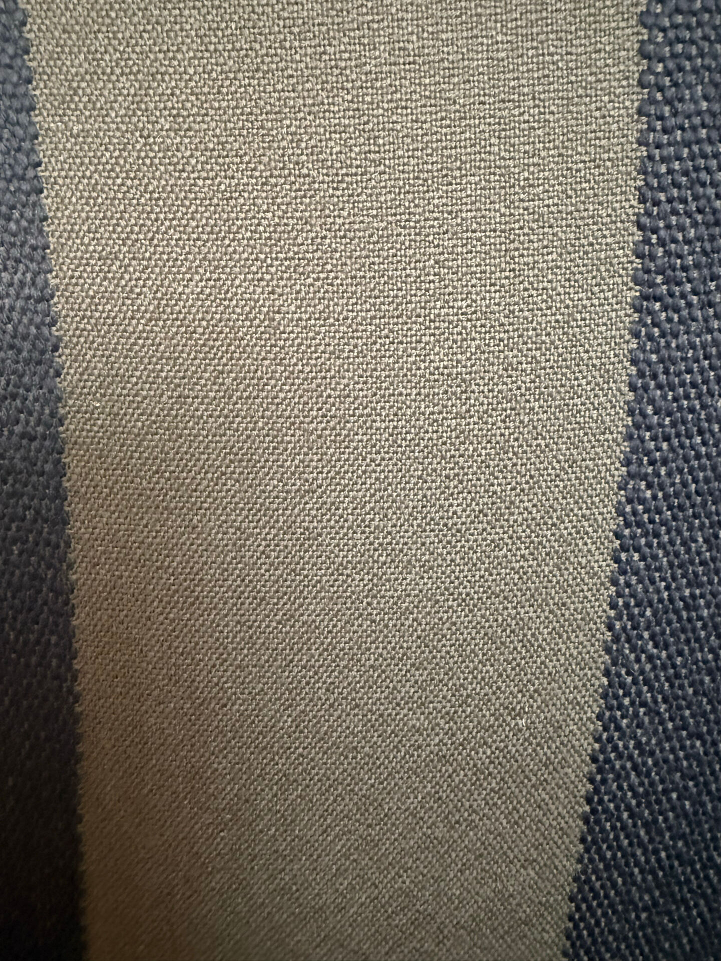 Fauteuil GUBI Swift – Commande spéciale en tissu Kvadrat x Raf Simons